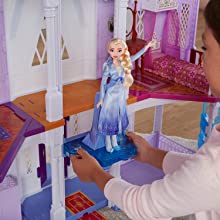 Elsa in lift