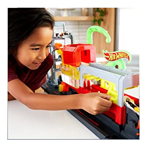 ​Hot Wheels City Ultimate Octo Car Wash Playset with No-Spill Water Tanks & 1 Color Reveal Car
