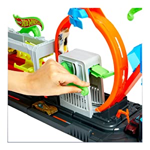 ​Hot Wheels City Ultimate Octo Car Wash Playset with No-Spill Water Tanks & 1 Color Reveal Car
