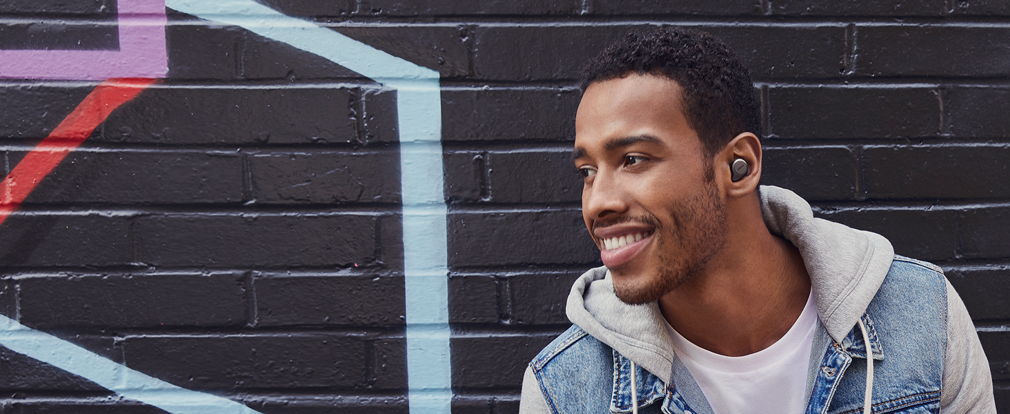 4-mic call technology for great call quality wherever you are, even in windy environments.