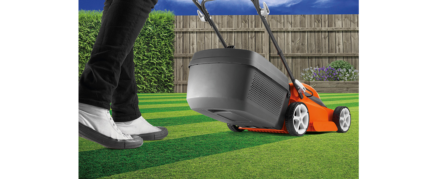 Equipped with an integrated rear roller to create a neat striped finish to your lawn.