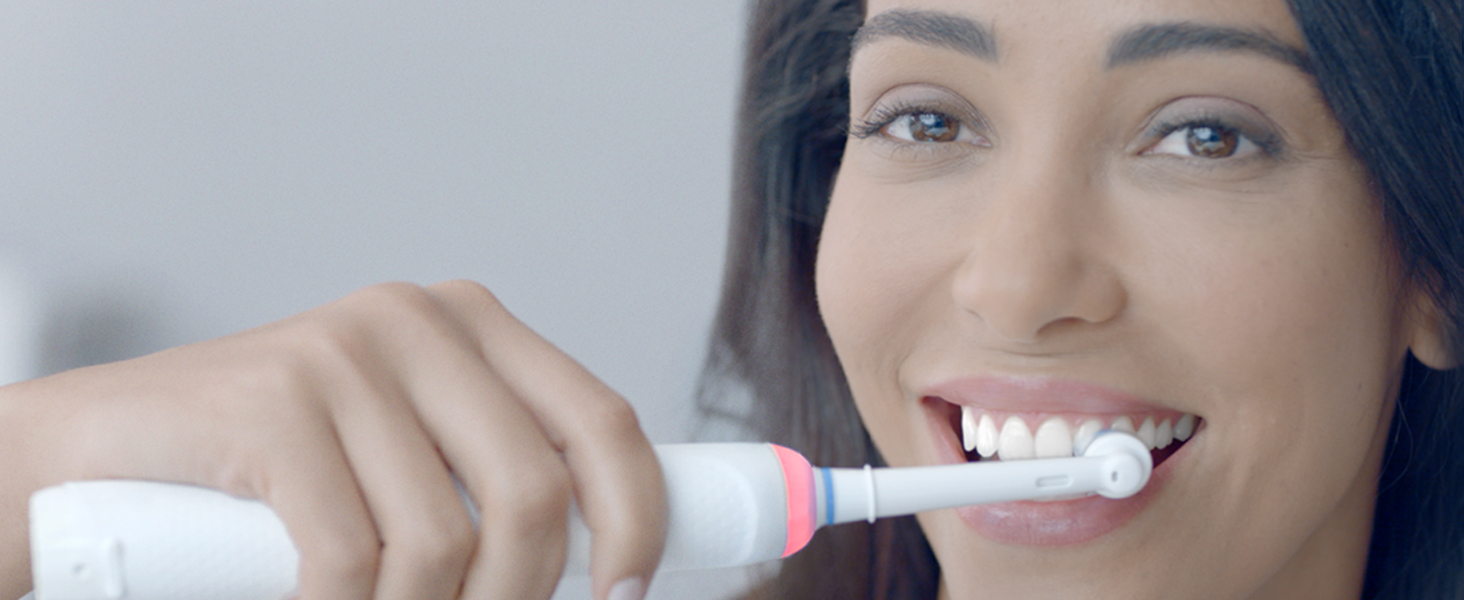 BUILT-IN GUM PRESSURE CONTROL HELPS YOU BRUSH YOUR BEST