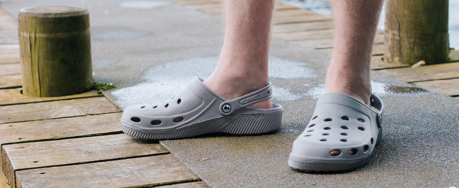 Mens beach clogs light ventilated gardening summer shoes comfortable slip-on classic durable comfy