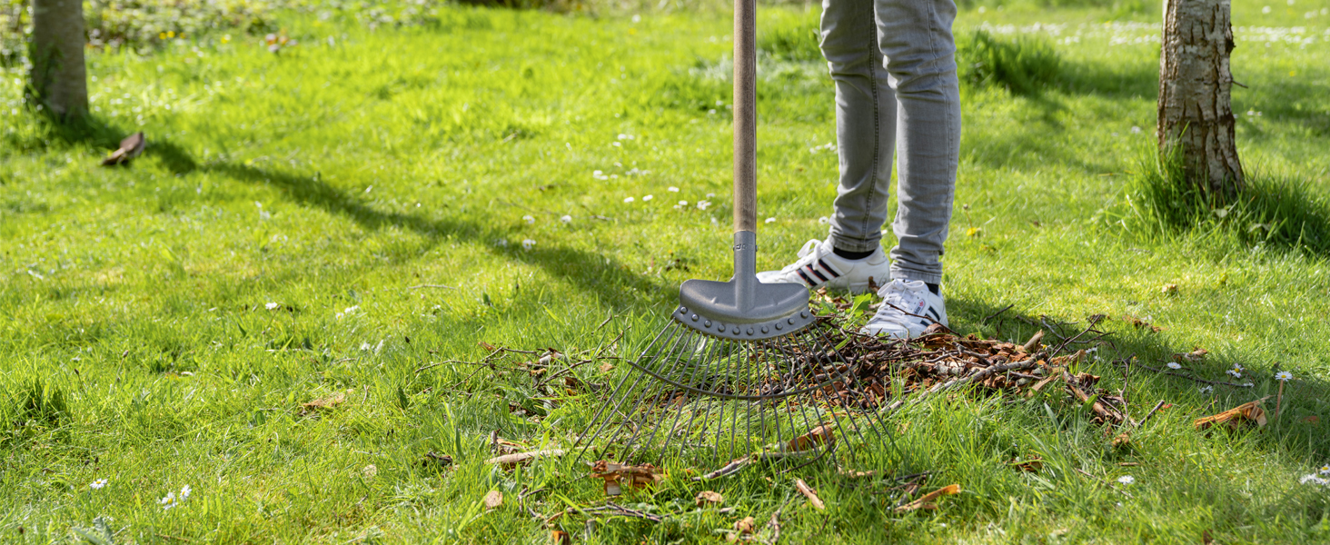 JCB Heritage Lawn Rake 20 Teeth, 520mm Carbon Steel and Ash Handle | JCBHLR01
