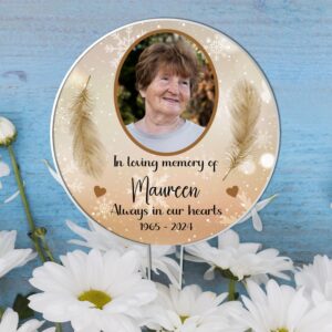 "In Loving Memory" Customisable Acrylic Grave Sign with Feather Design and Photo - Personalised Memorial Tribute for Loved Ones - Weather-Resistant Grave Marker (Gold)