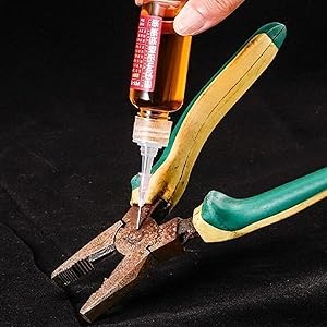 Chain saw oil, chain saw bar and chain oil