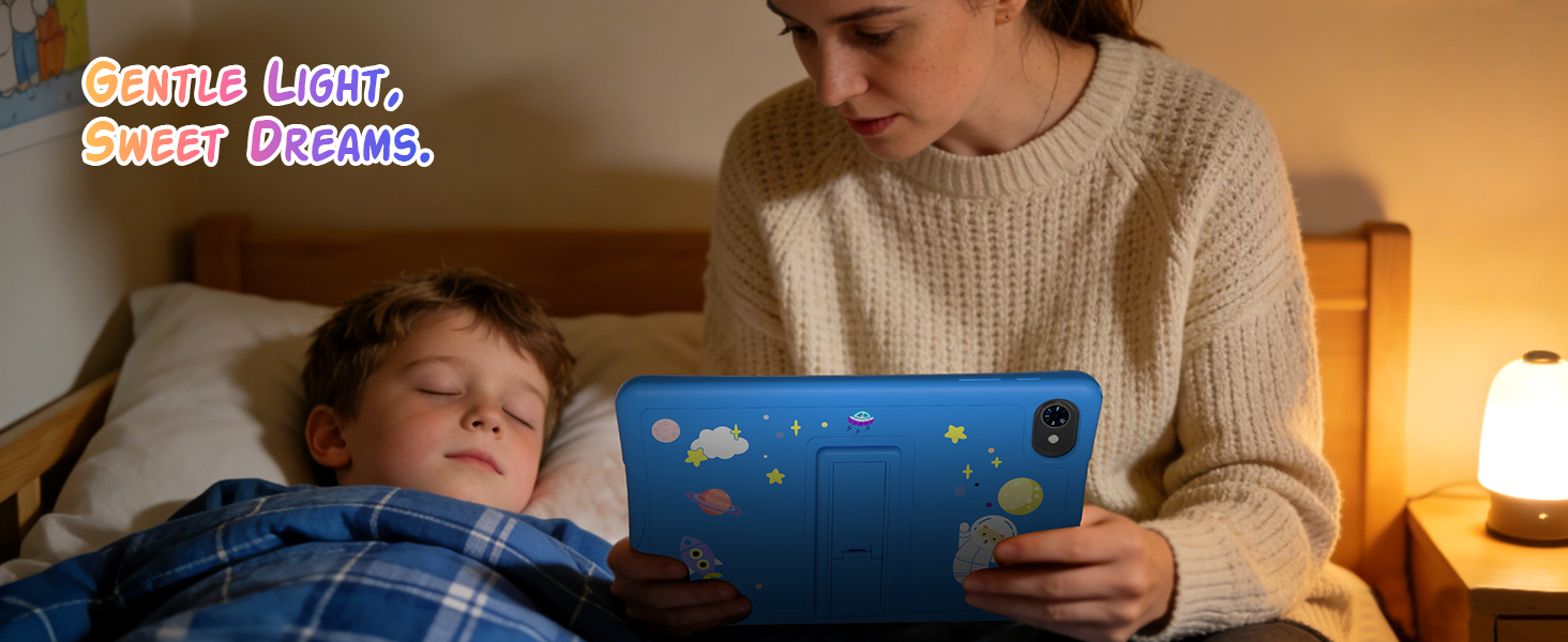 Text reads: 'Genial Leer.', 'Sueño Relajado.' Adult and child in bed together reading blue tablet device in warm ambient lighting, demonstrating family bonding and relaxation activity.
